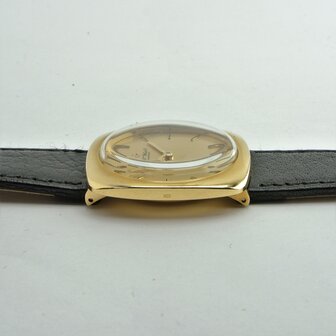 IWC 18k yellow gold case cal. 422 ref 1421