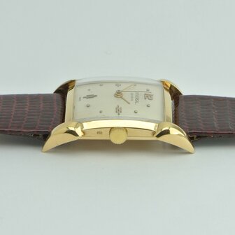 Universal Gen&egrave;ve Vintage 18k gold case ref 10625