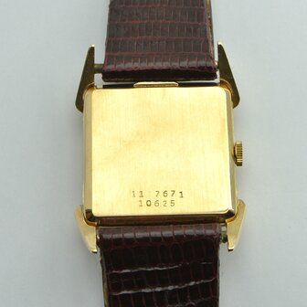 Universal Gen&egrave;ve Vintage 18k gold case ref 10625