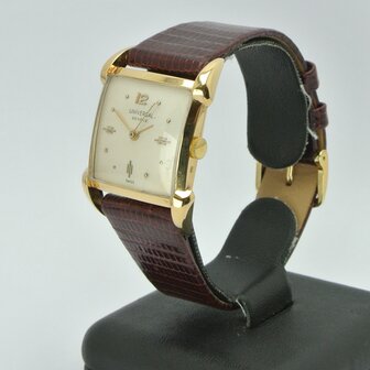 Universal Gen&egrave;ve Vintage 18k gold case ref 10625