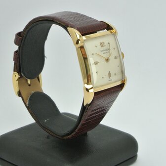 Universal Gen&egrave;ve Vintage 18k gold case ref 10625