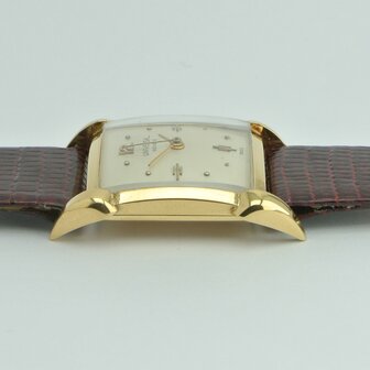 Universal Gen&egrave;ve Vintage 18k gold case ref 10625