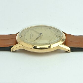 Universal Gen&egrave;ve Vintage 18k gold case ref. 10410