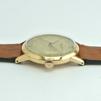 Universal Gen&egrave;ve Vintage 18k gold case ref. 10410