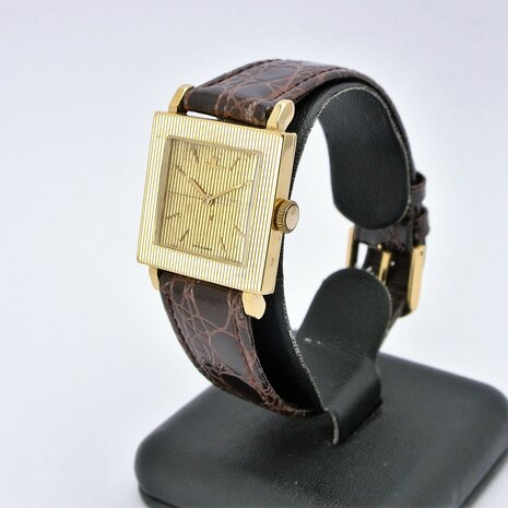 Jaeger-LeCoultre 1910 Square 18k gold case ref 1910