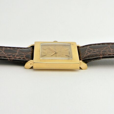 Jaeger-LeCoultre 1910 Square 18k gold case ref 1910